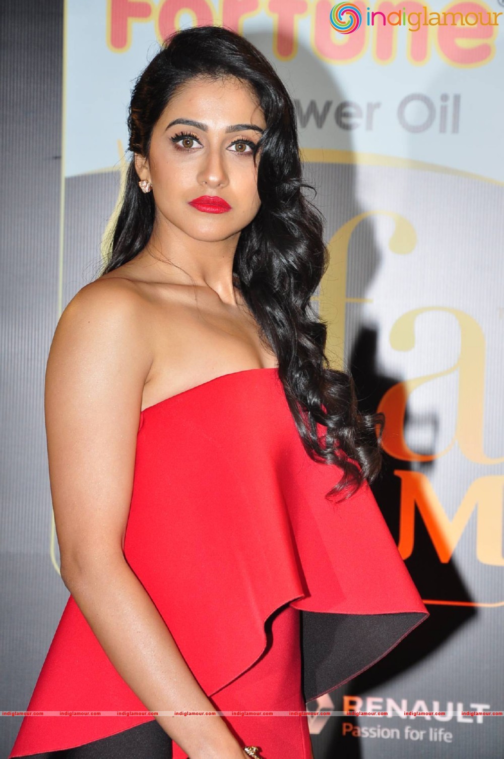 Regina Cassandra Actress hd photo