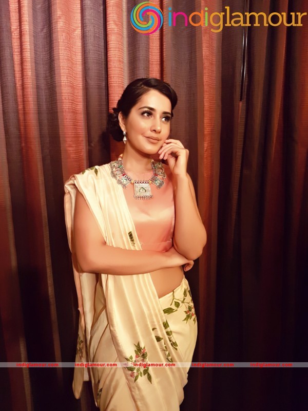 Raashi Khanna New Pics Actress hd photo