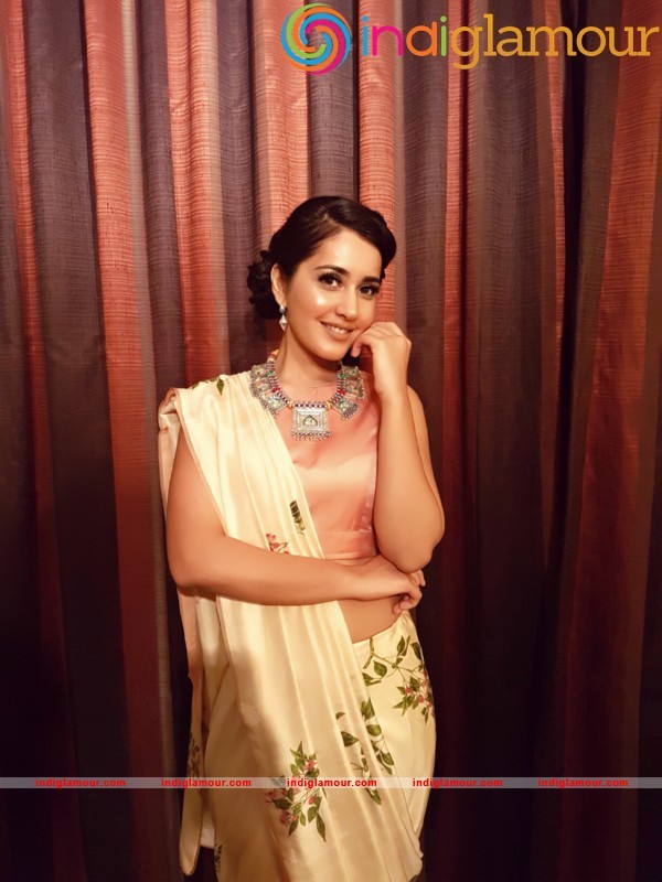 Raashi Khanna New Pics Actress hd photo