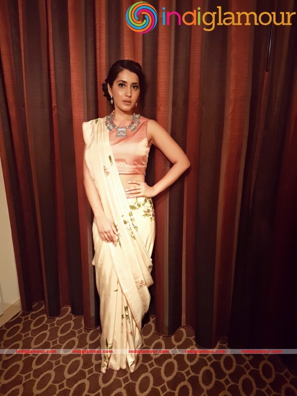 Raashi Khanna New Pics Actress hd photo