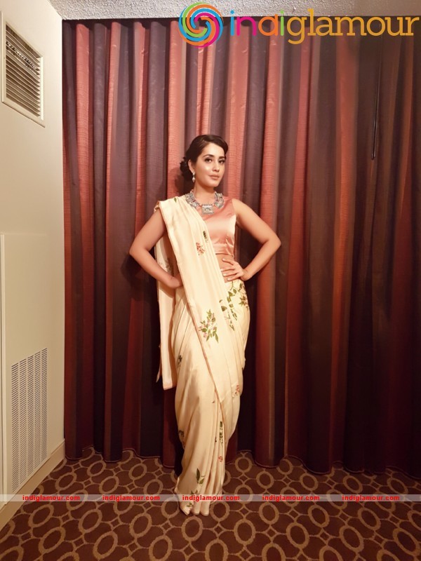 Raashi Khanna New Pics Actress hd photo