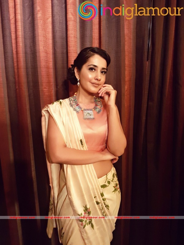 Raashi Khanna New Pics Actress hd photo
