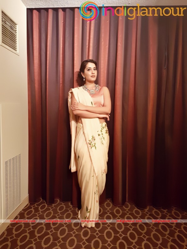Raashi Khanna New Pics Actress hd photo