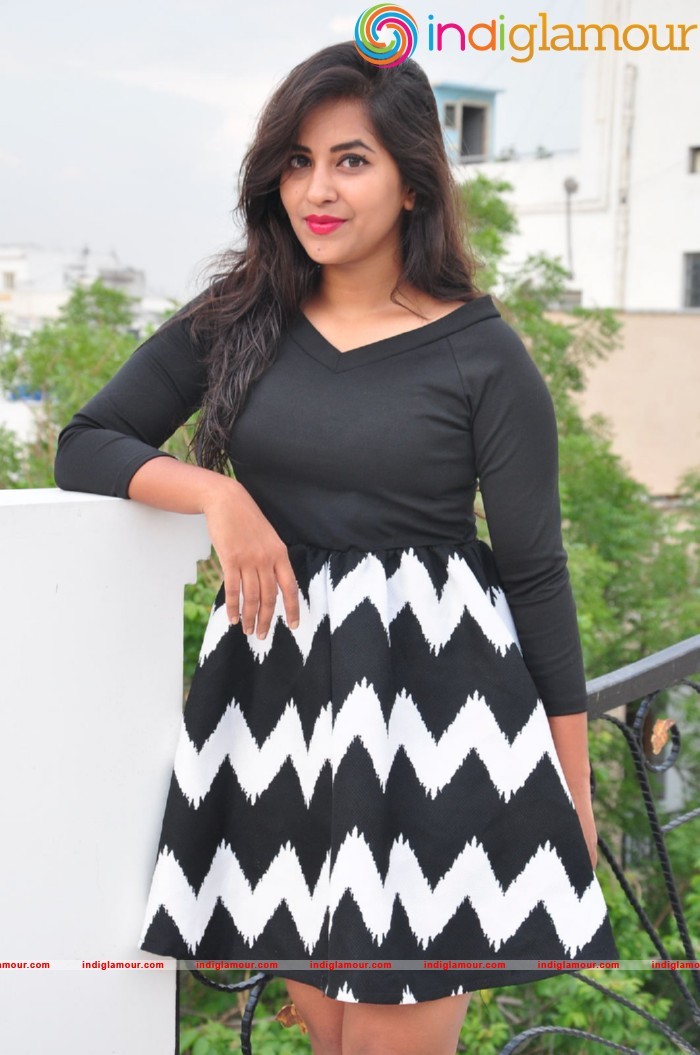 Komali Actress hd photo