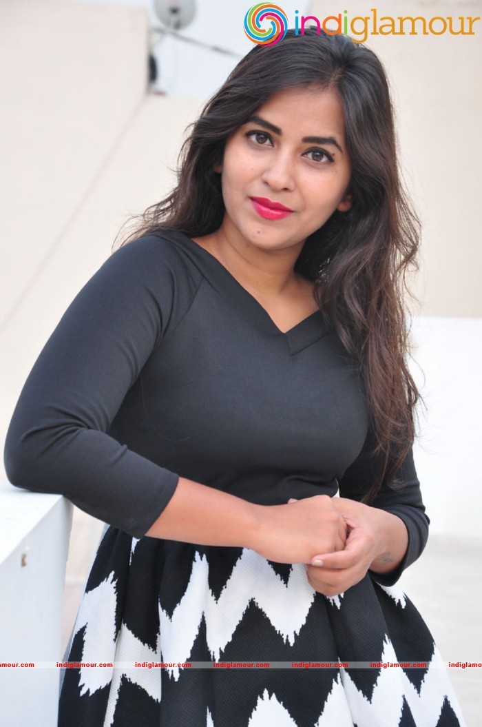Komali Actress hd photo