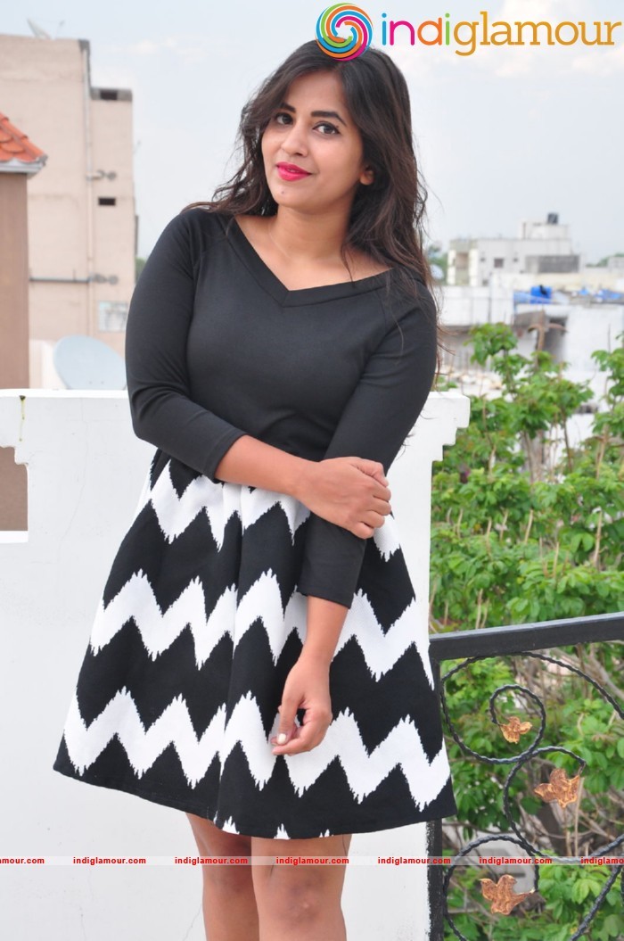 Komali Actress hd photo