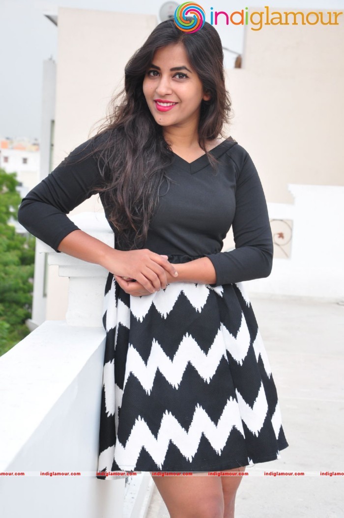 Komali Actress hd photo