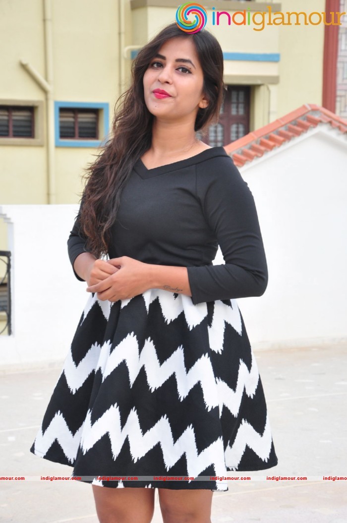 Komali Actress hd photo