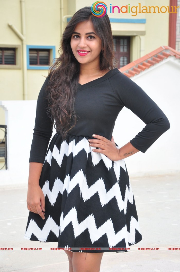 Komali Actress hd photo