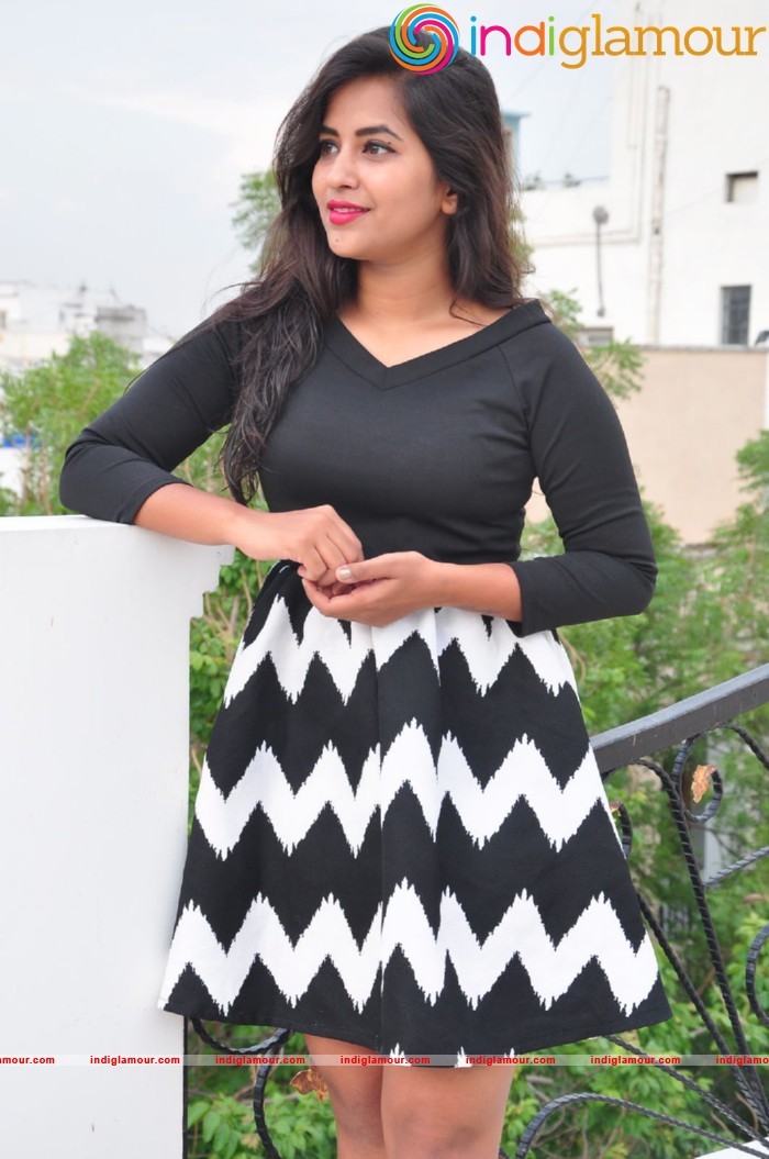 Komali Actress hd photo