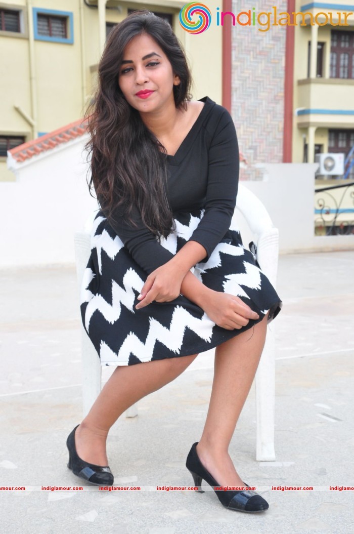 Komali Actress hd photo