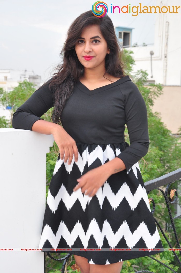 Komali Actress hd photo