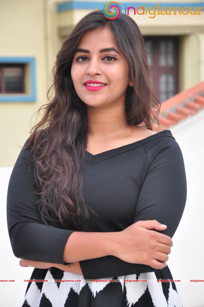 Komali Actress hd photo