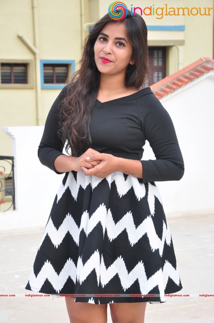 Komali Actress hd photo