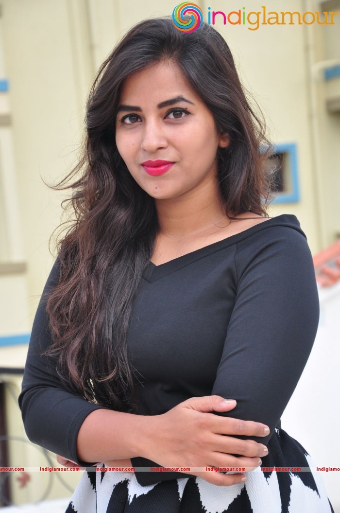 Komali Actress hd photo