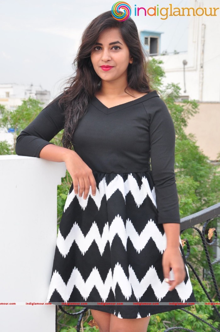 Komali Actress hd photo