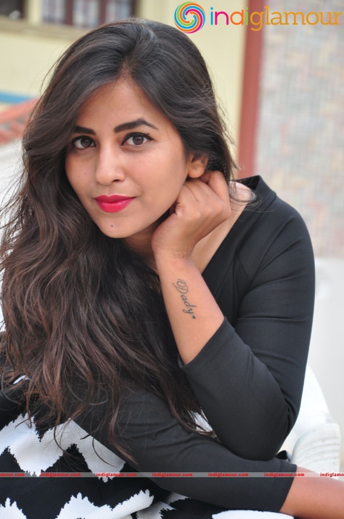 Komali Actress hd photo