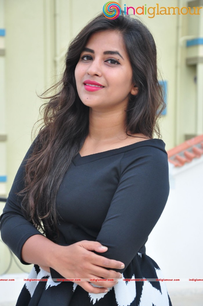 Komali Actress hd photo