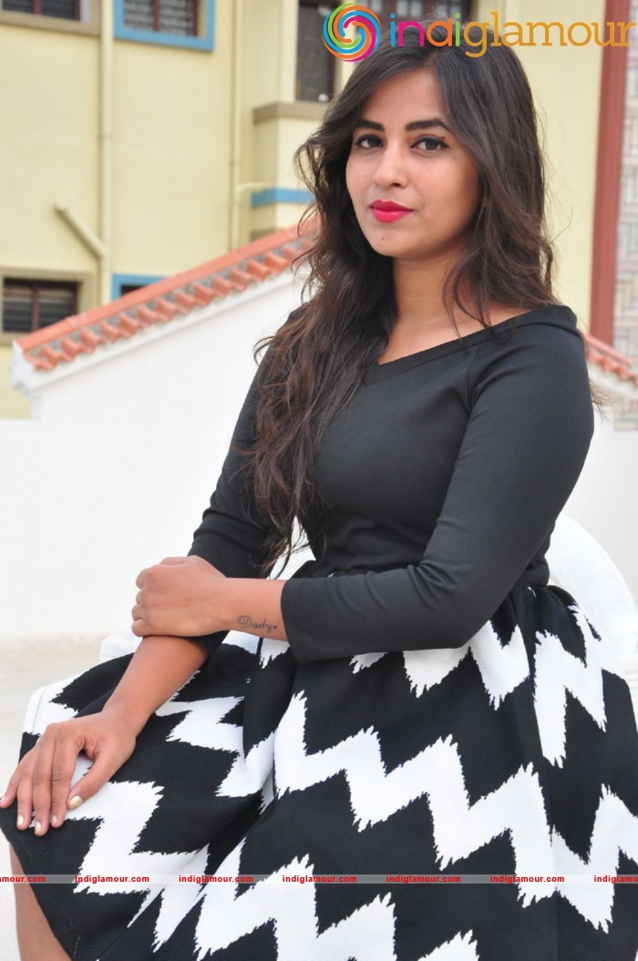 Komali Actress hd photo