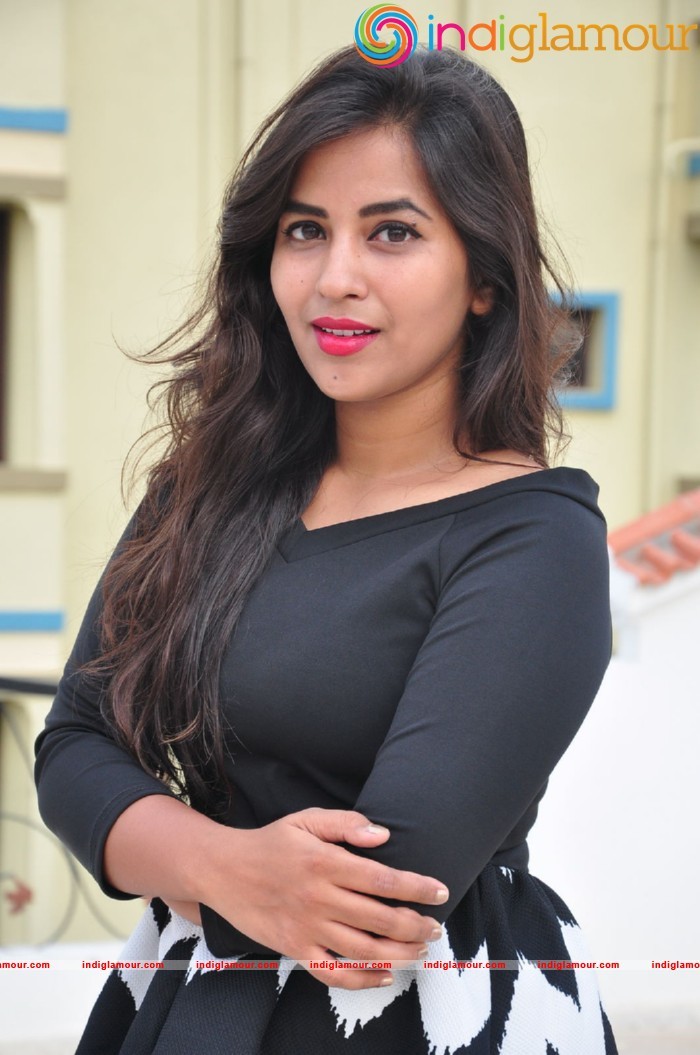 Komali Actress hd photo