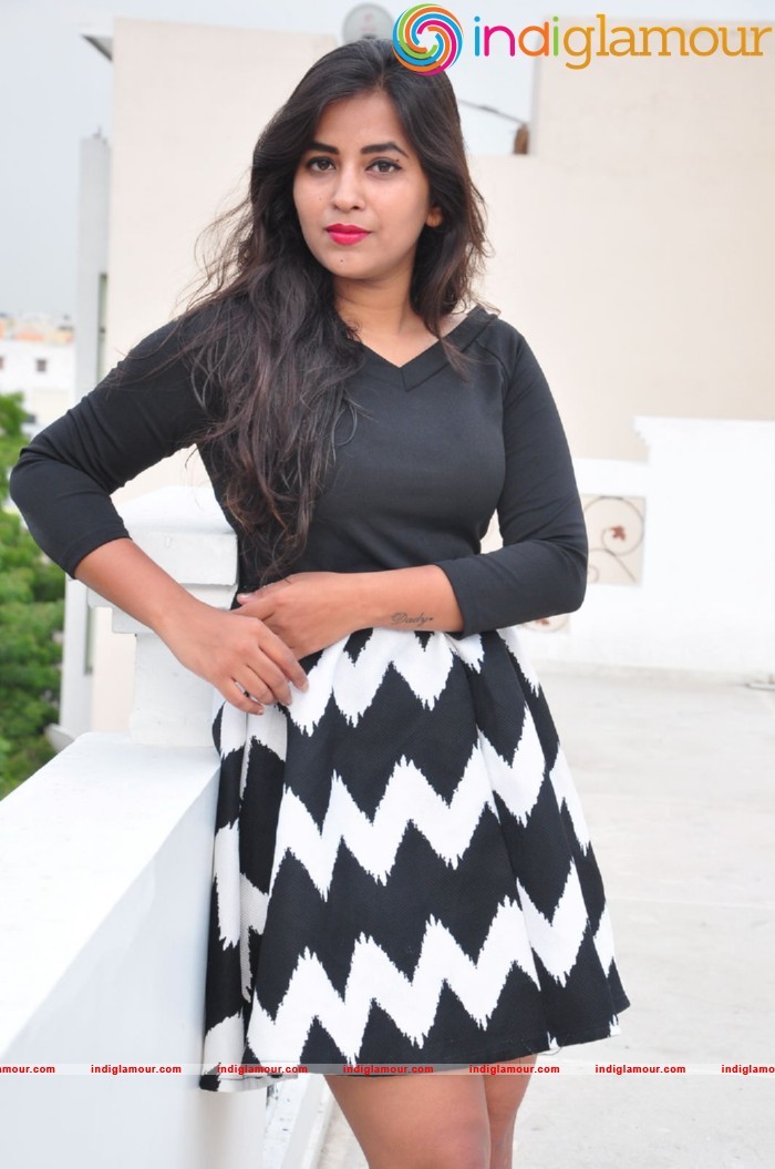 Komali Actress hd photo