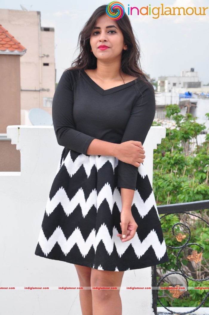 Komali Actress hd photo