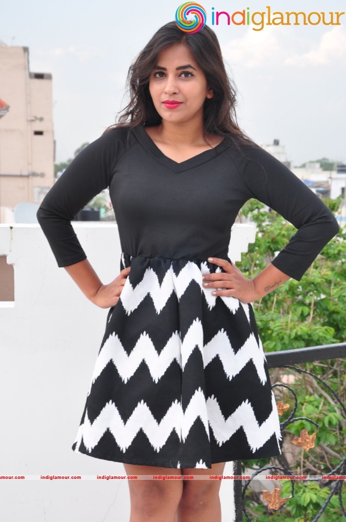 Komali Actress hd photo