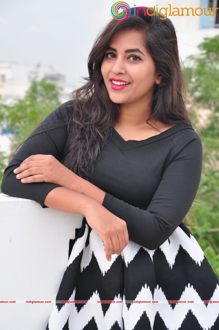 Komali Actress hd photo