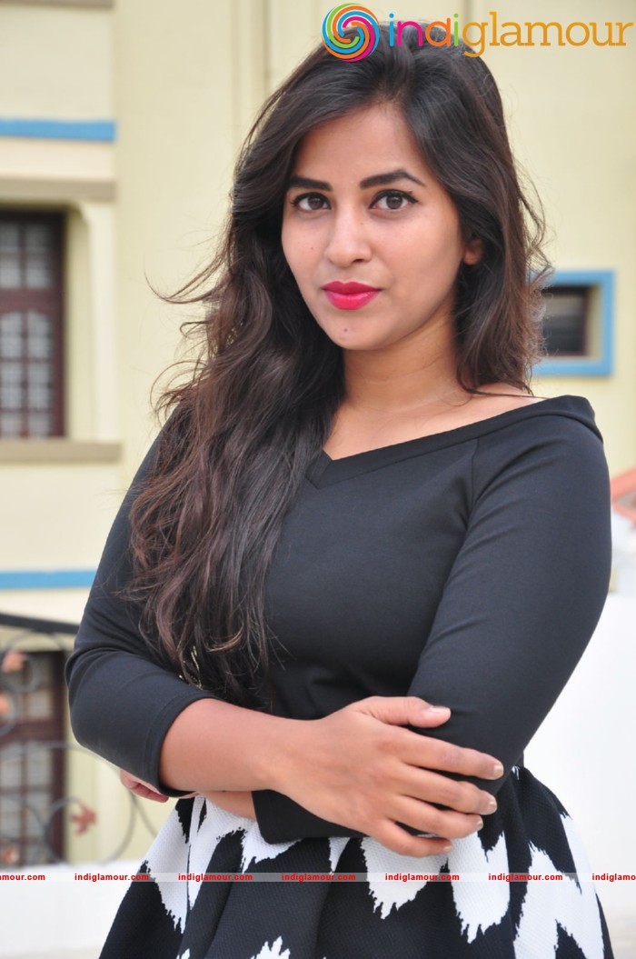 Komali Actress hd photo