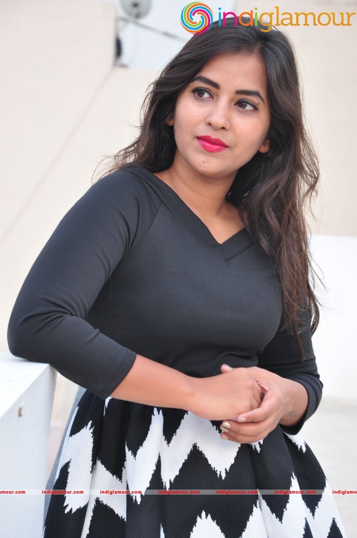 Komali Actress hd photo