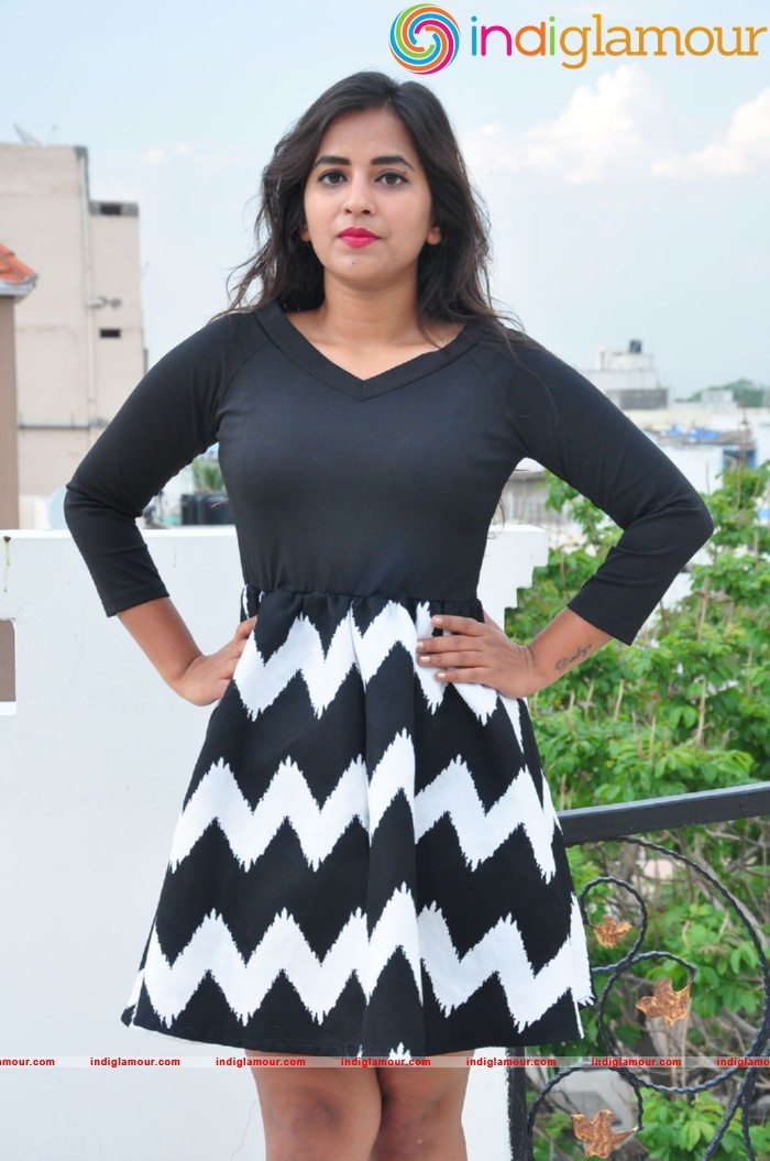 Komali Actress hd photo