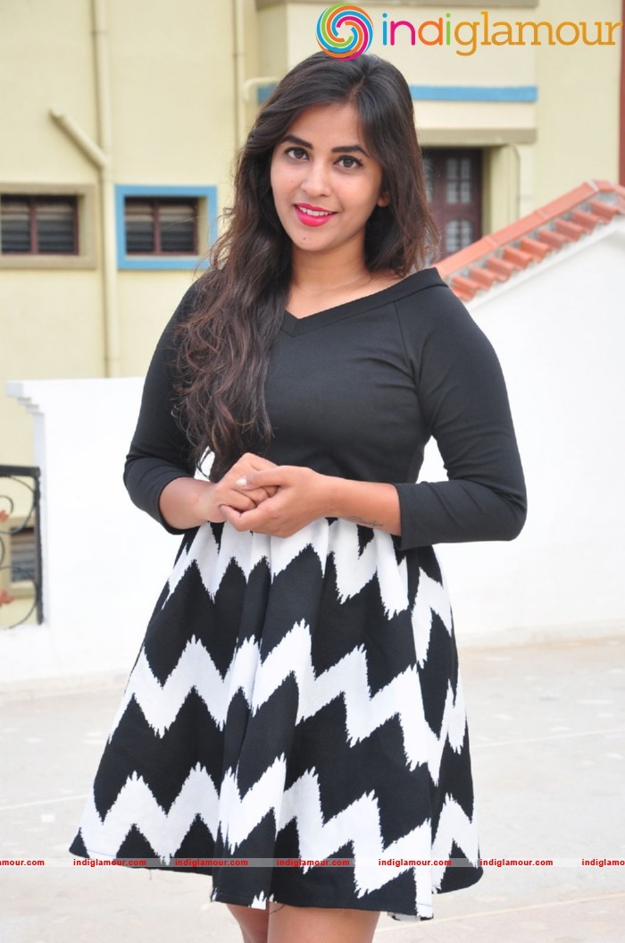 Komali Actress hd photo