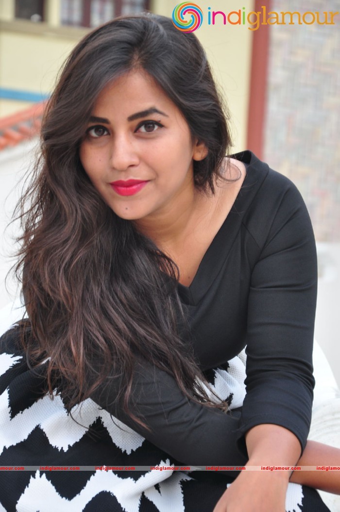 Komali Actress hd photo