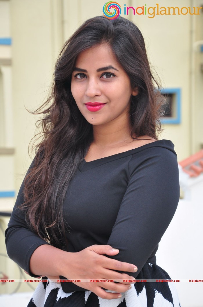Komali Actress hd photo