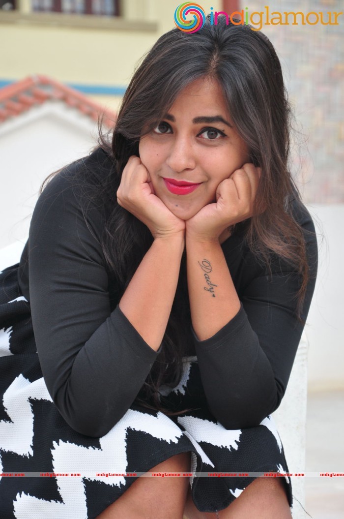 Komali Actress hd photo