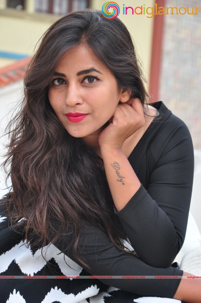 Komali Actress hd photo