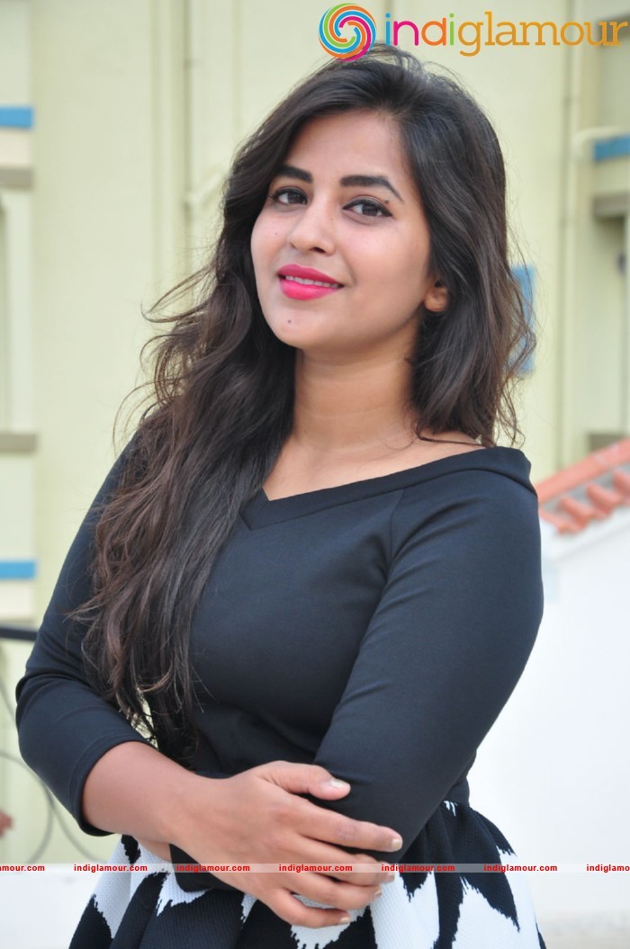 Komali Actress hd photo