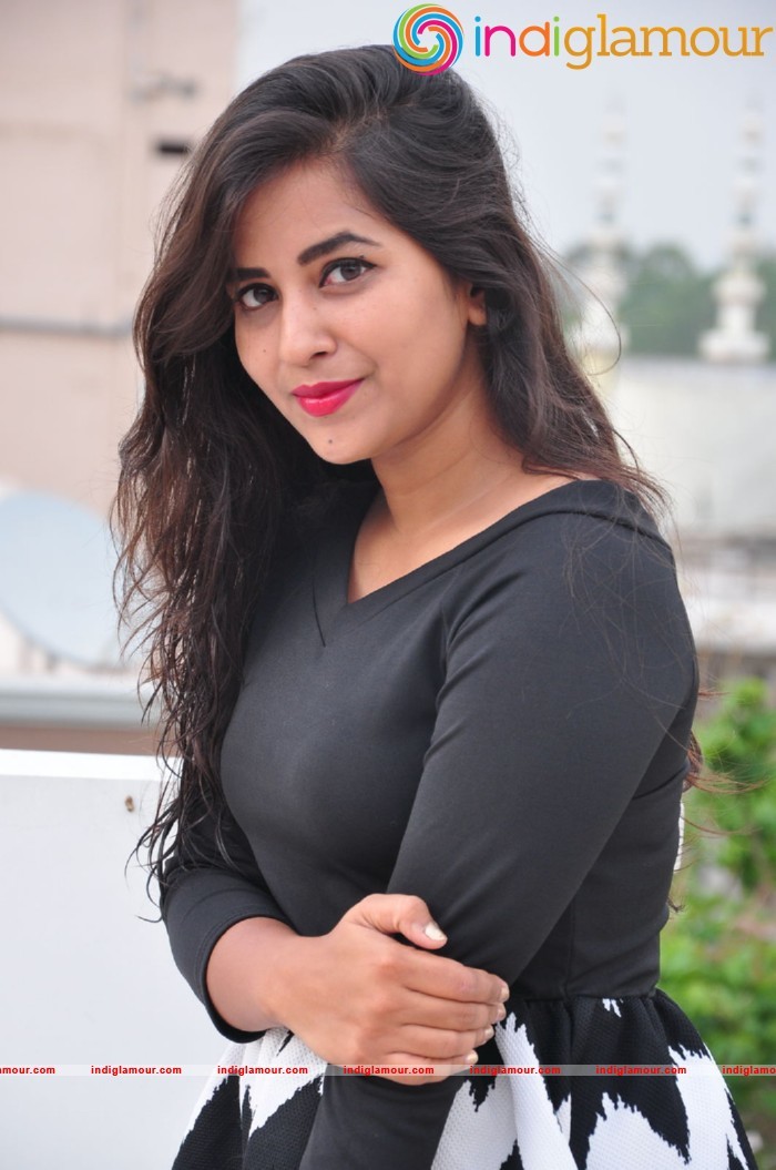 Komali Actress hd photo