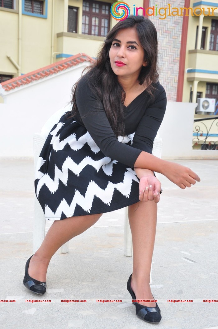 Komali Actress hd photo