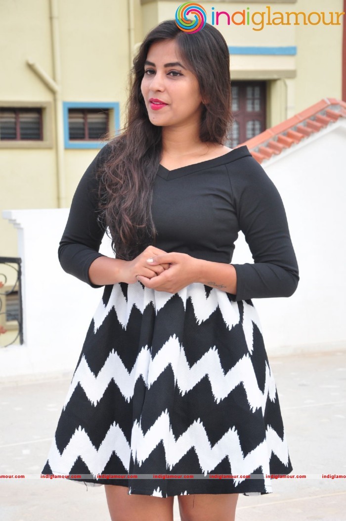 Komali Actress hd photo