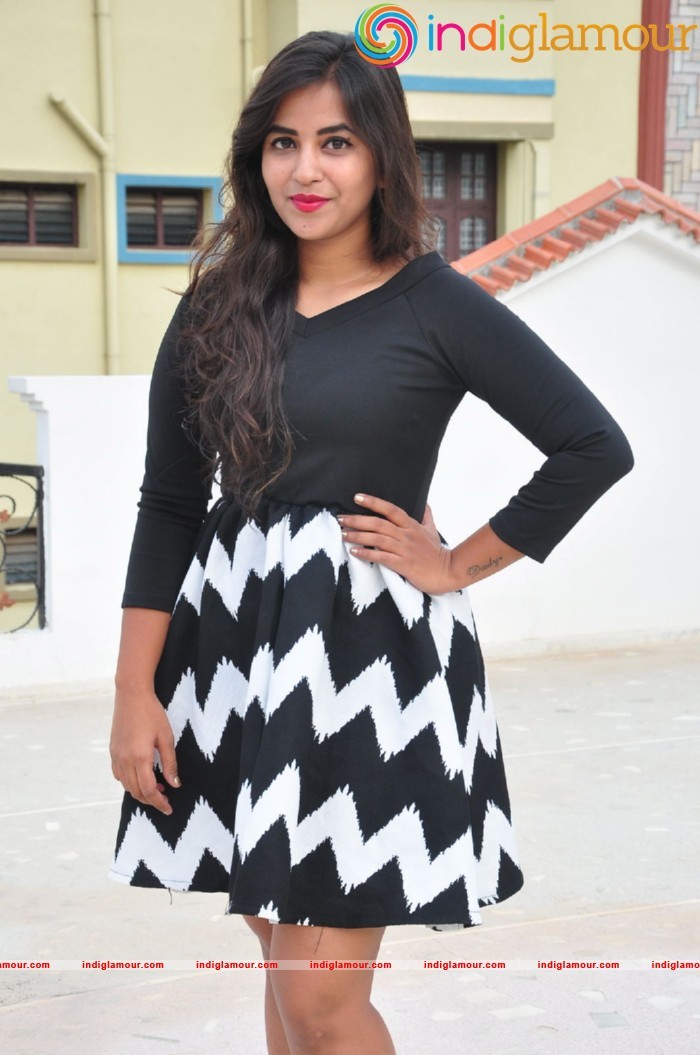 Komali Actress hd photo
