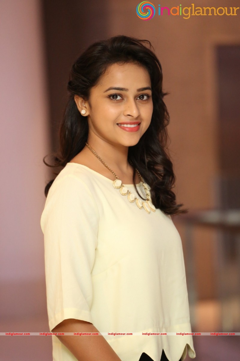 Sri Divya Photos Actress hd photo