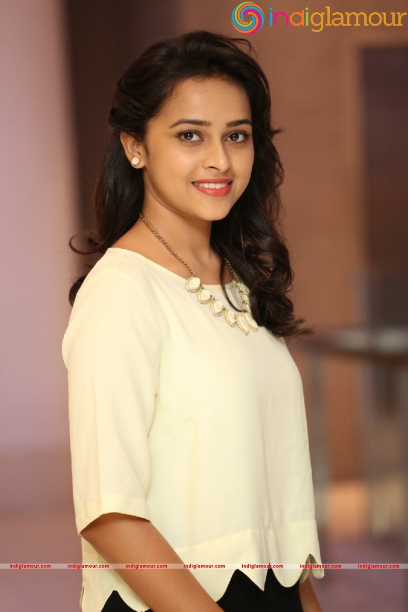 Sri Divya Photos Actress hd photo