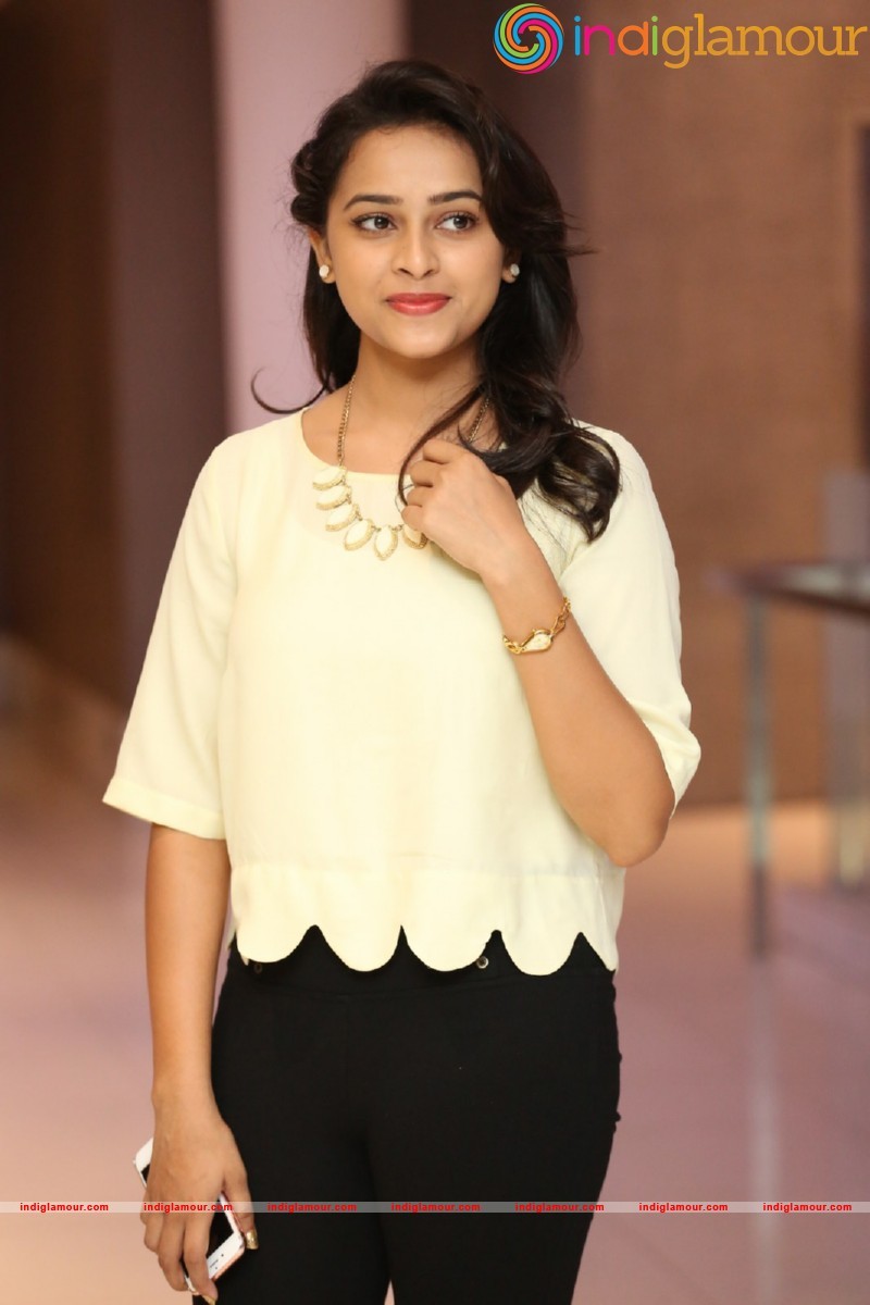 Sri Divya Photos Actress hd photo