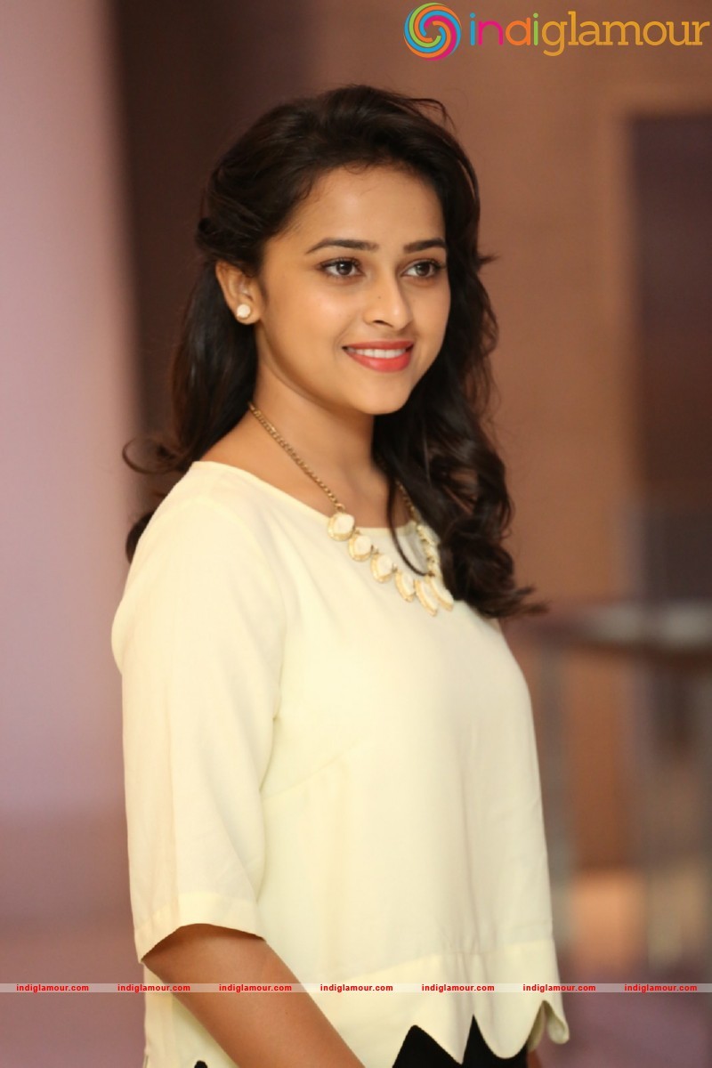 Sri Divya Photos Actress hd photo
