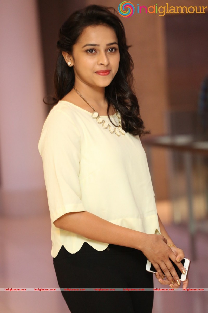 Sri Divya Photos Actress hd photo
