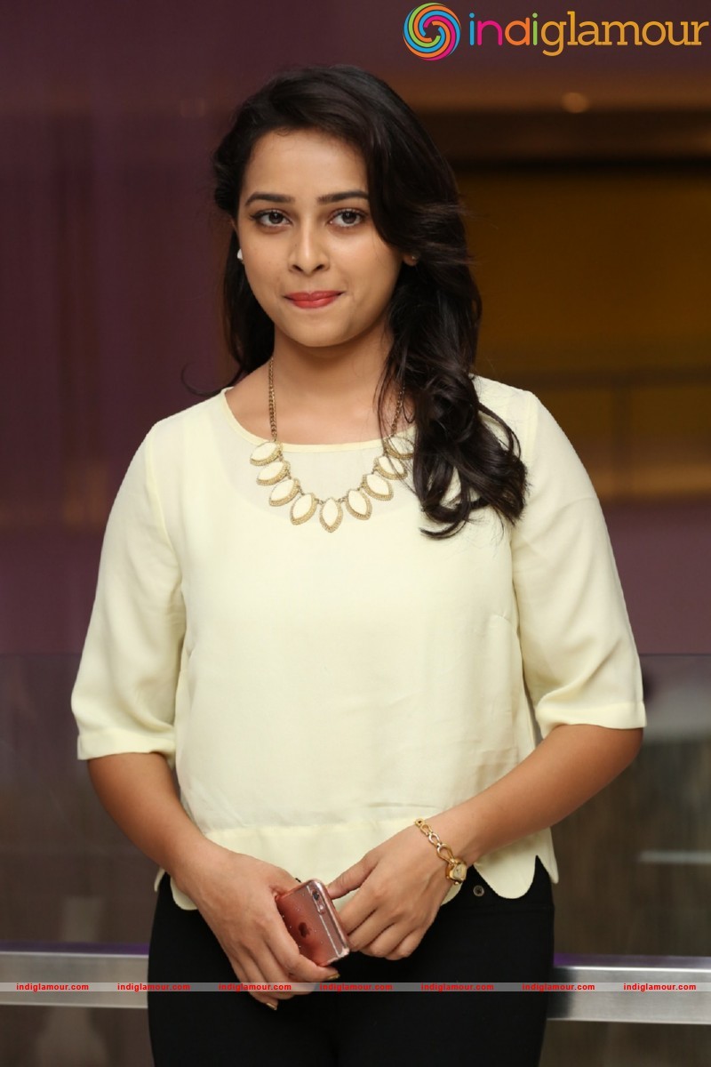Sri Divya Photos Actress hd photo