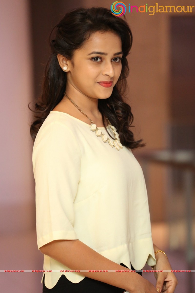 Sri Divya Photos Actress hd photo