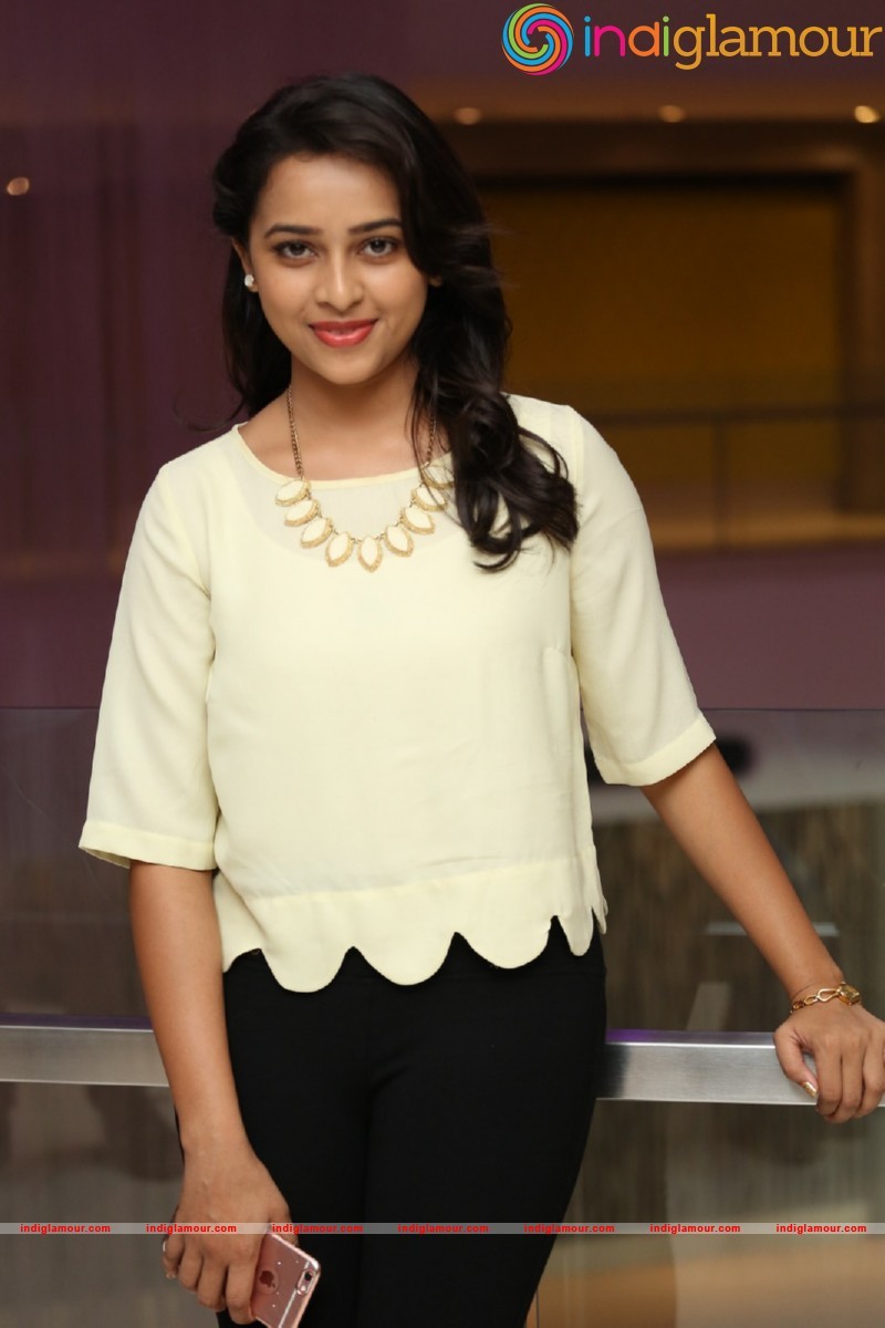 Sri Divya Photos Actress hd photo