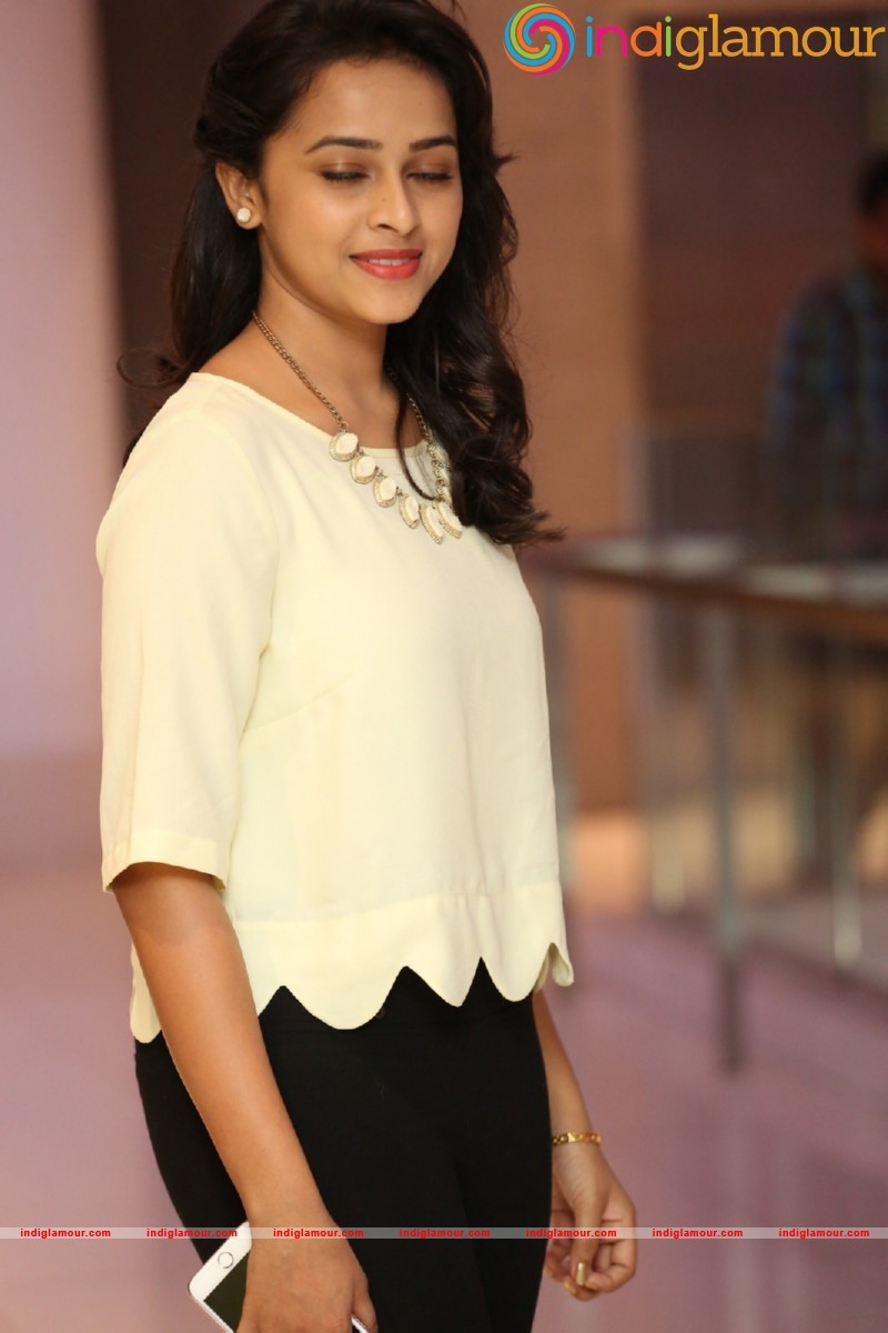 Sri Divya Photos Actress hd photo